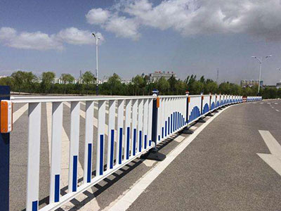 道路隔離護(hù)欄圖片2