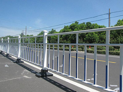 道路鋅鋼護(hù)欄