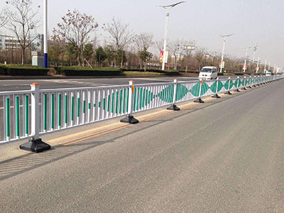 道路鋅鋼護(hù)欄圖片2